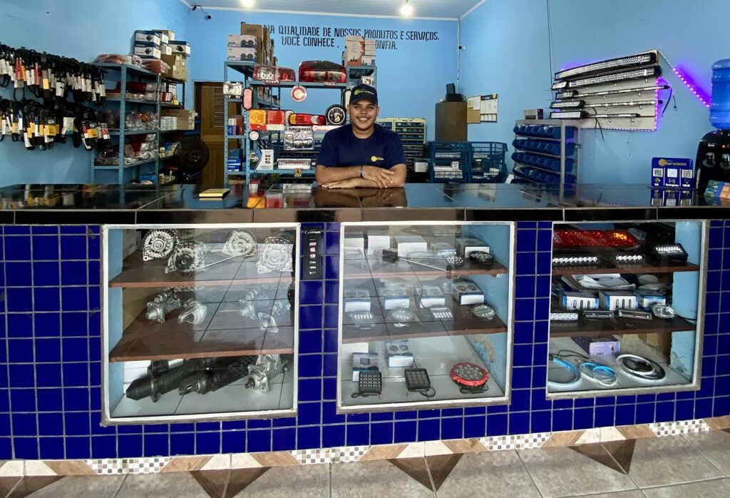 A Auto Peças O Moreninho fica localizada BR-222, no entorno da cidade de Anapurus/MA. À  frente da loja, está Wanderson Rebelo, um profissional que compartilha sua jornada de familiaridade com a SEG Automotive. 