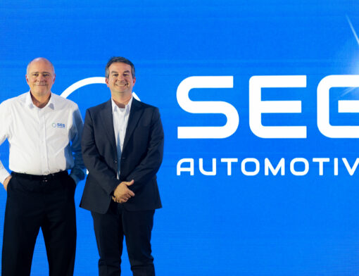SEG Automotive comunica uma importante transição em sua estrutura de liderança para a região das Américas. Após uma trajetória de destaque à frente da operação regional, Roberto Weiler Neto assumirá uma nova posição estratégica em nível global dentro da SEG Automotive. Desde sua chegada à companhia, em 2020, Roberto desempenhou papel fundamental no fortalecimento dos negócios da empresa na América Latina e, posteriormente, em toda a região das Américas, liderando iniciativas voltadas ao crescimento sustentável, ao relacionamento com clientes e à expansão da presença da marca no setor automotivo. Como parte dessa transição, Marcos Melo Araújo assumirá a liderança da operação regional da SEG Automotive. Marcos integra a companhia desde 2017 como Diretor de Engenharia e traz mais de três décadas de experiência no setor automotivo, incluindo uma longa trajetória na Bosch. Com profundo conhecimento técnico e visão estratégica, Marcos dará continuidade ao compromisso da SEG Automotive com a excelência operacional, a inovação, a proximidade com clientes e o desenvolvimento sustentável dos negócios na região. A mudança na liderança regional foi apresentada oficialmente aos principais fornecedores durante o Supplier Day, realizado em 23 de junho, reforçando o compromisso da empresa com a transparência, a continuidade das relações com seus parceiros e o alinhamento das perspectivas para os próximos anos. A SEG Automotive agradece a Roberto Weiler Neto por sua contribuição à liderança regional e deseja sucesso em sua nova posição global. Ao mesmo tempo, reafirma sua confiança na condução de Marcos Araújo nesta nova etapa da companhia na América Latina. A empresa segue comprometida em fortalecer suas parcerias, impulsionar soluções inovadoras para a mobilidade e manter relações sólidas e transparentes com clientes, fornecedores e demais stakeholders. SEG Automotive