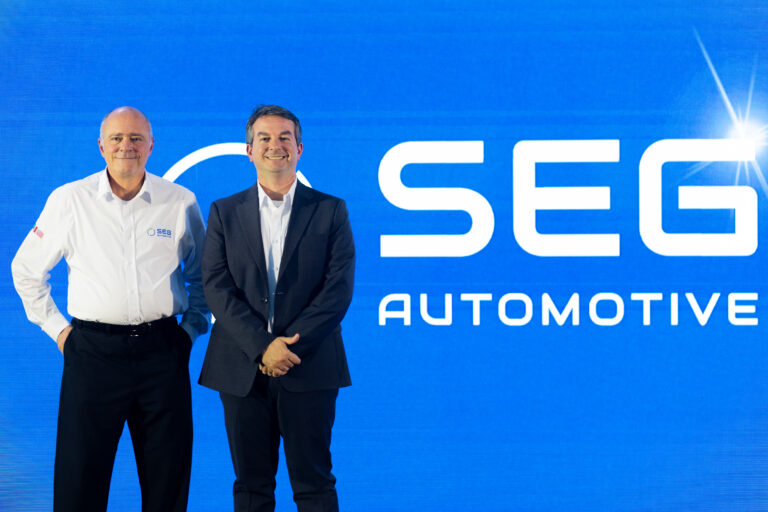 SEG Automotive comunica uma importante transição em sua estrutura de liderança para a região das Américas. Após uma trajetória de destaque à frente da operação regional, Roberto Weiler Neto assumirá uma nova posição estratégica em nível global dentro da SEG Automotive. Desde sua chegada à companhia, em 2020, Roberto desempenhou papel fundamental no fortalecimento dos negócios da empresa na América Latina e, posteriormente, em toda a região das Américas, liderando iniciativas voltadas ao crescimento sustentável, ao relacionamento com clientes e à expansão da presença da marca no setor automotivo. Como parte dessa transição, Marcos Melo Araújo assumirá a liderança da operação regional da SEG Automotive. Marcos integra a companhia desde 2017 como Diretor de Engenharia e traz mais de três décadas de experiência no setor automotivo, incluindo uma longa trajetória na Bosch. Com profundo conhecimento técnico e visão estratégica, Marcos dará continuidade ao compromisso da SEG Automotive com a excelência operacional, a inovação, a proximidade com clientes e o desenvolvimento sustentável dos negócios na região. A mudança na liderança regional foi apresentada oficialmente aos principais fornecedores durante o Supplier Day, realizado em 23 de junho, reforçando o compromisso da empresa com a transparência, a continuidade das relações com seus parceiros e o alinhamento das perspectivas para os próximos anos. A SEG Automotive agradece a Roberto Weiler Neto por sua contribuição à liderança regional e deseja sucesso em sua nova posição global. Ao mesmo tempo, reafirma sua confiança na condução de Marcos Araújo nesta nova etapa da companhia na América Latina. A empresa segue comprometida em fortalecer suas parcerias, impulsionar soluções inovadoras para a mobilidade e manter relações sólidas e transparentes com clientes, fornecedores e demais stakeholders. SEG Automotive