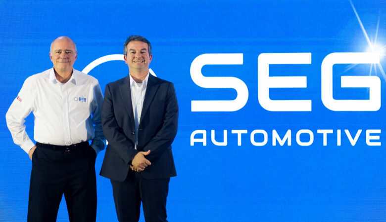 SEG Automotive comunica uma importante transição em sua estrutura de liderança para a região das Américas. Após uma trajetória de destaque à frente da operação regional, Roberto Weiler Neto assumirá uma nova posição estratégica em nível global dentro da SEG Automotive. Desde sua chegada à companhia, em 2020, Roberto desempenhou papel fundamental no fortalecimento dos negócios da empresa na América Latina e, posteriormente, em toda a região das Américas, liderando iniciativas voltadas ao crescimento sustentável, ao relacionamento com clientes e à expansão da presença da marca no setor automotivo. Como parte dessa transição, Marcos Melo Araújo assumirá a liderança da operação regional da SEG Automotive. Marcos integra a companhia desde 2017 como Diretor de Engenharia e traz mais de três décadas de experiência no setor automotivo, incluindo uma longa trajetória na Bosch. Com profundo conhecimento técnico e visão estratégica, Marcos dará continuidade ao compromisso da SEG Automotive com a excelência operacional, a inovação, a proximidade com clientes e o desenvolvimento sustentável dos negócios na região. A mudança na liderança regional foi apresentada oficialmente aos principais fornecedores durante o Supplier Day, realizado em 23 de junho, reforçando o compromisso da empresa com a transparência, a continuidade das relações com seus parceiros e o alinhamento das perspectivas para os próximos anos. A SEG Automotive agradece a Roberto Weiler Neto por sua contribuição à liderança regional e deseja sucesso em sua nova posição global. Ao mesmo tempo, reafirma sua confiança na condução de Marcos Araújo nesta nova etapa da companhia na América Latina. A empresa segue comprometida em fortalecer suas parcerias, impulsionar soluções inovadoras para a mobilidade e manter relações sólidas e transparentes com clientes, fornecedores e demais stakeholders. SEG Automotive