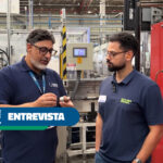 Oficina Brasil visita fábrica da SEG Automotive e conhece de perto a produção de alternadores e motores de partida Publicado por Marketing AML em setembro 14, 2026 | Atualizado em setembro 14, 2026 Oficina Brasil visita fábrica da SEG Automotive e conhece de perto a produção de alternadores e motores de partida 4 minutos para ler A SEG Automotive recebeu recentemente a equipe da Oficina Brasil para uma visita à sua fábrica. Durante o encontro, os participantes acompanharam diferentes etapas da produção de alternadores e motores de partida. Além disso, conheceram os processos de qualidade, rastreabilidade e logística que fazem parte da operação da empresa. A iniciativa reforça o compromisso da SEG Automotive com a transparência e a troca de conhecimento com o setor automotivo. Dessa forma, profissionais da reparação puderam entender melhor como os produtos são desenvolvidos e fabricados. Uma imersão na fábrica da SEG Automotive Ao longo da visita, a equipe da Oficina Brasil percorreu diversos setores da fábrica. Durante o tour, os visitantes acompanharam etapas de produção, montagem, inspeção e testes dos componentes. Além disso, puderam conhecer os processos utilizados para garantir a qualidade dos produtos antes de sua liberação para o mercado. Assim, foi possível observar como diferentes áreas trabalham de forma integrada para assegurar a confiabilidade dos alternadores e motores de partida. Tecnologia aplicada à produção Durante a visita, também foram apresentados equipamentos e sistemas utilizados na fabricação dos componentes. Além disso, a equipe conheceu algumas das práticas que ajudam a garantir eficiência e padronização ao longo do processo produtivo. Por isso, a SEG Automotive mantém elevados padrões de qualidade em todas as etapas de produção. A mesma qualidade para montadoras e aftermarket Um dos principais destaques da visita foi a demonstração de que a SEG Automotive utiliza a mesma linha de produção para atender montadoras e mercado de reposição. Ou seja, os alternadores e motores de partida destinados ao aftermarket passam pelos mesmos processos produtivos. Da mesma forma, utilizam os mesmos critérios de qualidade e seguem os mesmos padrões de engenharia aplicados aos componentes fornecidos como equipamento original. O que muda entre OEM e aftermarket? Na prática, a principal diferença está na identificação e na embalagem dos produtos. No entanto, o componente fabricado é o mesmo. Assim, distribuidores, oficinas e reparadores têm acesso a produtos desenvolvidos com a mesma tecnologia presente nos veículos que saem das linhas de montagem das montadoras. Qualidade e rastreabilidade em cada etapa Outro tema abordado durante a visita foi a rastreabilidade dos componentes. Ao longo da fabricação, diferentes verificações são realizadas para garantir a conformidade dos produtos. Além disso, sistemas de identificação permitem acompanhar informações relacionadas a cada componente. Dessa maneira, a empresa consegue manter um elevado nível de controle durante todas as etapas da cadeia produtiva. Controle que gera confiança Além dos testes realizados durante a produção, os componentes passam por processos de validação antes da liberação final. Consequentemente, os produtos chegam ao mercado com altos níveis de confiabilidade e segurança. Isso é fundamental tanto para as montadoras quanto para os profissionais da reparação automotiva. Da produção à distribuição A equipe da Oficina Brasil também conheceu parte da estrutura logística da SEG Automotive. Após a fabricação e os testes, os produtos seguem para as etapas de embalagem, armazenagem e expedição. Nesse momento, tecnologias de automação contribuem para aumentar a eficiência dos processos. Além disso, sistemas de rastreabilidade ajudam a garantir que cada produto seja direcionado corretamente ao seu destino. Aproximando a indústria dos profissionais da reparação A visita reforçou a importância da aproximação entre a indústria e os profissionais que atuam diariamente na manutenção dos veículos. Ao abrir as portas de sua fábrica, a SEG Automotive compartilha conhecimento e demonstra, na prática, a qualidade aplicada em seus processos. Além disso, evidencia o compromisso da empresa com a inovação, a tecnologia e a confiabilidade de seus produtos. Por fim, a iniciativa mostra que os componentes comercializados no mercado de reposição seguem os mesmos padrões que atendem as principais montadoras do mundo. Assista ao vídeo da visita Confira os bastidores da visita da Oficina Brasil à fábrica da SEG Automotive e conheça mais sobre os processos, a tecnologia e os padrões de qualidade que fazem parte da produção de alternadores e motores de partida. Conheça o catálogo digital da SEG Automotive clicando aqui!