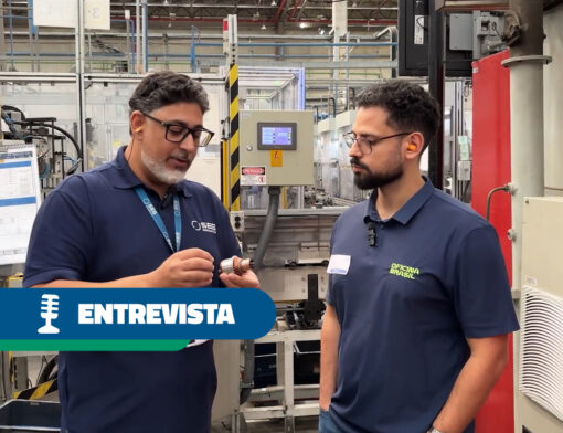 Oficina Brasil visita fábrica da SEG Automotive e conhece de perto a produção de alternadores e motores de partida Publicado por Marketing AML em setembro 14, 2026 | Atualizado em setembro 14, 2026 Oficina Brasil visita fábrica da SEG Automotive e conhece de perto a produção de alternadores e motores de partida 4 minutos para ler A SEG Automotive recebeu recentemente a equipe da Oficina Brasil para uma visita à sua fábrica. Durante o encontro, os participantes acompanharam diferentes etapas da produção de alternadores e motores de partida. Além disso, conheceram os processos de qualidade, rastreabilidade e logística que fazem parte da operação da empresa. A iniciativa reforça o compromisso da SEG Automotive com a transparência e a troca de conhecimento com o setor automotivo. Dessa forma, profissionais da reparação puderam entender melhor como os produtos são desenvolvidos e fabricados. Uma imersão na fábrica da SEG Automotive Ao longo da visita, a equipe da Oficina Brasil percorreu diversos setores da fábrica. Durante o tour, os visitantes acompanharam etapas de produção, montagem, inspeção e testes dos componentes. Além disso, puderam conhecer os processos utilizados para garantir a qualidade dos produtos antes de sua liberação para o mercado. Assim, foi possível observar como diferentes áreas trabalham de forma integrada para assegurar a confiabilidade dos alternadores e motores de partida. Tecnologia aplicada à produção Durante a visita, também foram apresentados equipamentos e sistemas utilizados na fabricação dos componentes. Além disso, a equipe conheceu algumas das práticas que ajudam a garantir eficiência e padronização ao longo do processo produtivo. Por isso, a SEG Automotive mantém elevados padrões de qualidade em todas as etapas de produção. A mesma qualidade para montadoras e aftermarket Um dos principais destaques da visita foi a demonstração de que a SEG Automotive utiliza a mesma linha de produção para atender montadoras e mercado de reposição. Ou seja, os alternadores e motores de partida destinados ao aftermarket passam pelos mesmos processos produtivos. Da mesma forma, utilizam os mesmos critérios de qualidade e seguem os mesmos padrões de engenharia aplicados aos componentes fornecidos como equipamento original. O que muda entre OEM e aftermarket? Na prática, a principal diferença está na identificação e na embalagem dos produtos. No entanto, o componente fabricado é o mesmo. Assim, distribuidores, oficinas e reparadores têm acesso a produtos desenvolvidos com a mesma tecnologia presente nos veículos que saem das linhas de montagem das montadoras. Qualidade e rastreabilidade em cada etapa Outro tema abordado durante a visita foi a rastreabilidade dos componentes. Ao longo da fabricação, diferentes verificações são realizadas para garantir a conformidade dos produtos. Além disso, sistemas de identificação permitem acompanhar informações relacionadas a cada componente. Dessa maneira, a empresa consegue manter um elevado nível de controle durante todas as etapas da cadeia produtiva. Controle que gera confiança Além dos testes realizados durante a produção, os componentes passam por processos de validação antes da liberação final. Consequentemente, os produtos chegam ao mercado com altos níveis de confiabilidade e segurança. Isso é fundamental tanto para as montadoras quanto para os profissionais da reparação automotiva. Da produção à distribuição A equipe da Oficina Brasil também conheceu parte da estrutura logística da SEG Automotive. Após a fabricação e os testes, os produtos seguem para as etapas de embalagem, armazenagem e expedição. Nesse momento, tecnologias de automação contribuem para aumentar a eficiência dos processos. Além disso, sistemas de rastreabilidade ajudam a garantir que cada produto seja direcionado corretamente ao seu destino. Aproximando a indústria dos profissionais da reparação A visita reforçou a importância da aproximação entre a indústria e os profissionais que atuam diariamente na manutenção dos veículos. Ao abrir as portas de sua fábrica, a SEG Automotive compartilha conhecimento e demonstra, na prática, a qualidade aplicada em seus processos. Além disso, evidencia o compromisso da empresa com a inovação, a tecnologia e a confiabilidade de seus produtos. Por fim, a iniciativa mostra que os componentes comercializados no mercado de reposição seguem os mesmos padrões que atendem as principais montadoras do mundo. Assista ao vídeo da visita Confira os bastidores da visita da Oficina Brasil à fábrica da SEG Automotive e conheça mais sobre os processos, a tecnologia e os padrões de qualidade que fazem parte da produção de alternadores e motores de partida. Conheça o catálogo digital da SEG Automotive clicando aqui!