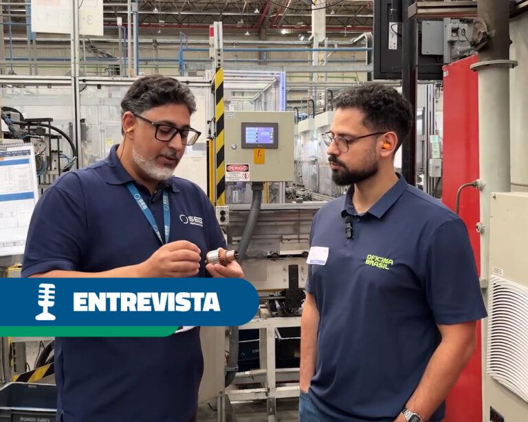 Oficina Brasil visita fábrica da SEG Automotive e conhece de perto a produção de alternadores e motores de partida Publicado por Marketing AML em setembro 14, 2026 | Atualizado em setembro 14, 2026 Oficina Brasil visita fábrica da SEG Automotive e conhece de perto a produção de alternadores e motores de partida 4 minutos para ler A SEG Automotive recebeu recentemente a equipe da Oficina Brasil para uma visita à sua fábrica. Durante o encontro, os participantes acompanharam diferentes etapas da produção de alternadores e motores de partida. Além disso, conheceram os processos de qualidade, rastreabilidade e logística que fazem parte da operação da empresa. A iniciativa reforça o compromisso da SEG Automotive com a transparência e a troca de conhecimento com o setor automotivo. Dessa forma, profissionais da reparação puderam entender melhor como os produtos são desenvolvidos e fabricados. Uma imersão na fábrica da SEG Automotive Ao longo da visita, a equipe da Oficina Brasil percorreu diversos setores da fábrica. Durante o tour, os visitantes acompanharam etapas de produção, montagem, inspeção e testes dos componentes. Além disso, puderam conhecer os processos utilizados para garantir a qualidade dos produtos antes de sua liberação para o mercado. Assim, foi possível observar como diferentes áreas trabalham de forma integrada para assegurar a confiabilidade dos alternadores e motores de partida. Tecnologia aplicada à produção Durante a visita, também foram apresentados equipamentos e sistemas utilizados na fabricação dos componentes. Além disso, a equipe conheceu algumas das práticas que ajudam a garantir eficiência e padronização ao longo do processo produtivo. Por isso, a SEG Automotive mantém elevados padrões de qualidade em todas as etapas de produção. A mesma qualidade para montadoras e aftermarket Um dos principais destaques da visita foi a demonstração de que a SEG Automotive utiliza a mesma linha de produção para atender montadoras e mercado de reposição. Ou seja, os alternadores e motores de partida destinados ao aftermarket passam pelos mesmos processos produtivos. Da mesma forma, utilizam os mesmos critérios de qualidade e seguem os mesmos padrões de engenharia aplicados aos componentes fornecidos como equipamento original. O que muda entre OEM e aftermarket? Na prática, a principal diferença está na identificação e na embalagem dos produtos. No entanto, o componente fabricado é o mesmo. Assim, distribuidores, oficinas e reparadores têm acesso a produtos desenvolvidos com a mesma tecnologia presente nos veículos que saem das linhas de montagem das montadoras. Qualidade e rastreabilidade em cada etapa Outro tema abordado durante a visita foi a rastreabilidade dos componentes. Ao longo da fabricação, diferentes verificações são realizadas para garantir a conformidade dos produtos. Além disso, sistemas de identificação permitem acompanhar informações relacionadas a cada componente. Dessa maneira, a empresa consegue manter um elevado nível de controle durante todas as etapas da cadeia produtiva. Controle que gera confiança Além dos testes realizados durante a produção, os componentes passam por processos de validação antes da liberação final. Consequentemente, os produtos chegam ao mercado com altos níveis de confiabilidade e segurança. Isso é fundamental tanto para as montadoras quanto para os profissionais da reparação automotiva. Da produção à distribuição A equipe da Oficina Brasil também conheceu parte da estrutura logística da SEG Automotive. Após a fabricação e os testes, os produtos seguem para as etapas de embalagem, armazenagem e expedição. Nesse momento, tecnologias de automação contribuem para aumentar a eficiência dos processos. Além disso, sistemas de rastreabilidade ajudam a garantir que cada produto seja direcionado corretamente ao seu destino. Aproximando a indústria dos profissionais da reparação A visita reforçou a importância da aproximação entre a indústria e os profissionais que atuam diariamente na manutenção dos veículos. Ao abrir as portas de sua fábrica, a SEG Automotive compartilha conhecimento e demonstra, na prática, a qualidade aplicada em seus processos. Além disso, evidencia o compromisso da empresa com a inovação, a tecnologia e a confiabilidade de seus produtos. Por fim, a iniciativa mostra que os componentes comercializados no mercado de reposição seguem os mesmos padrões que atendem as principais montadoras do mundo. Assista ao vídeo da visita Confira os bastidores da visita da Oficina Brasil à fábrica da SEG Automotive e conheça mais sobre os processos, a tecnologia e os padrões de qualidade que fazem parte da produção de alternadores e motores de partida. Conheça o catálogo digital da SEG Automotive clicando aqui!