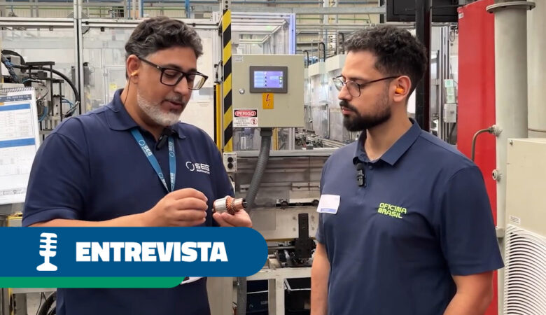 Oficina Brasil visita fábrica da SEG Automotive e conhece de perto a produção de alternadores e motores de partida Publicado por Marketing AML em setembro 14, 2026 | Atualizado em setembro 14, 2026 Oficina Brasil visita fábrica da SEG Automotive e conhece de perto a produção de alternadores e motores de partida 4 minutos para ler A SEG Automotive recebeu recentemente a equipe da Oficina Brasil para uma visita à sua fábrica. Durante o encontro, os participantes acompanharam diferentes etapas da produção de alternadores e motores de partida. Além disso, conheceram os processos de qualidade, rastreabilidade e logística que fazem parte da operação da empresa. A iniciativa reforça o compromisso da SEG Automotive com a transparência e a troca de conhecimento com o setor automotivo. Dessa forma, profissionais da reparação puderam entender melhor como os produtos são desenvolvidos e fabricados. Uma imersão na fábrica da SEG Automotive Ao longo da visita, a equipe da Oficina Brasil percorreu diversos setores da fábrica. Durante o tour, os visitantes acompanharam etapas de produção, montagem, inspeção e testes dos componentes. Além disso, puderam conhecer os processos utilizados para garantir a qualidade dos produtos antes de sua liberação para o mercado. Assim, foi possível observar como diferentes áreas trabalham de forma integrada para assegurar a confiabilidade dos alternadores e motores de partida. Tecnologia aplicada à produção Durante a visita, também foram apresentados equipamentos e sistemas utilizados na fabricação dos componentes. Além disso, a equipe conheceu algumas das práticas que ajudam a garantir eficiência e padronização ao longo do processo produtivo. Por isso, a SEG Automotive mantém elevados padrões de qualidade em todas as etapas de produção. A mesma qualidade para montadoras e aftermarket Um dos principais destaques da visita foi a demonstração de que a SEG Automotive utiliza a mesma linha de produção para atender montadoras e mercado de reposição. Ou seja, os alternadores e motores de partida destinados ao aftermarket passam pelos mesmos processos produtivos. Da mesma forma, utilizam os mesmos critérios de qualidade e seguem os mesmos padrões de engenharia aplicados aos componentes fornecidos como equipamento original. O que muda entre OEM e aftermarket? Na prática, a principal diferença está na identificação e na embalagem dos produtos. No entanto, o componente fabricado é o mesmo. Assim, distribuidores, oficinas e reparadores têm acesso a produtos desenvolvidos com a mesma tecnologia presente nos veículos que saem das linhas de montagem das montadoras. Qualidade e rastreabilidade em cada etapa Outro tema abordado durante a visita foi a rastreabilidade dos componentes. Ao longo da fabricação, diferentes verificações são realizadas para garantir a conformidade dos produtos. Além disso, sistemas de identificação permitem acompanhar informações relacionadas a cada componente. Dessa maneira, a empresa consegue manter um elevado nível de controle durante todas as etapas da cadeia produtiva. Controle que gera confiança Além dos testes realizados durante a produção, os componentes passam por processos de validação antes da liberação final. Consequentemente, os produtos chegam ao mercado com altos níveis de confiabilidade e segurança. Isso é fundamental tanto para as montadoras quanto para os profissionais da reparação automotiva. Da produção à distribuição A equipe da Oficina Brasil também conheceu parte da estrutura logística da SEG Automotive. Após a fabricação e os testes, os produtos seguem para as etapas de embalagem, armazenagem e expedição. Nesse momento, tecnologias de automação contribuem para aumentar a eficiência dos processos. Além disso, sistemas de rastreabilidade ajudam a garantir que cada produto seja direcionado corretamente ao seu destino. Aproximando a indústria dos profissionais da reparação A visita reforçou a importância da aproximação entre a indústria e os profissionais que atuam diariamente na manutenção dos veículos. Ao abrir as portas de sua fábrica, a SEG Automotive compartilha conhecimento e demonstra, na prática, a qualidade aplicada em seus processos. Além disso, evidencia o compromisso da empresa com a inovação, a tecnologia e a confiabilidade de seus produtos. Por fim, a iniciativa mostra que os componentes comercializados no mercado de reposição seguem os mesmos padrões que atendem as principais montadoras do mundo. Assista ao vídeo da visita Confira os bastidores da visita da Oficina Brasil à fábrica da SEG Automotive e conheça mais sobre os processos, a tecnologia e os padrões de qualidade que fazem parte da produção de alternadores e motores de partida. Conheça o catálogo digital da SEG Automotive clicando aqui!